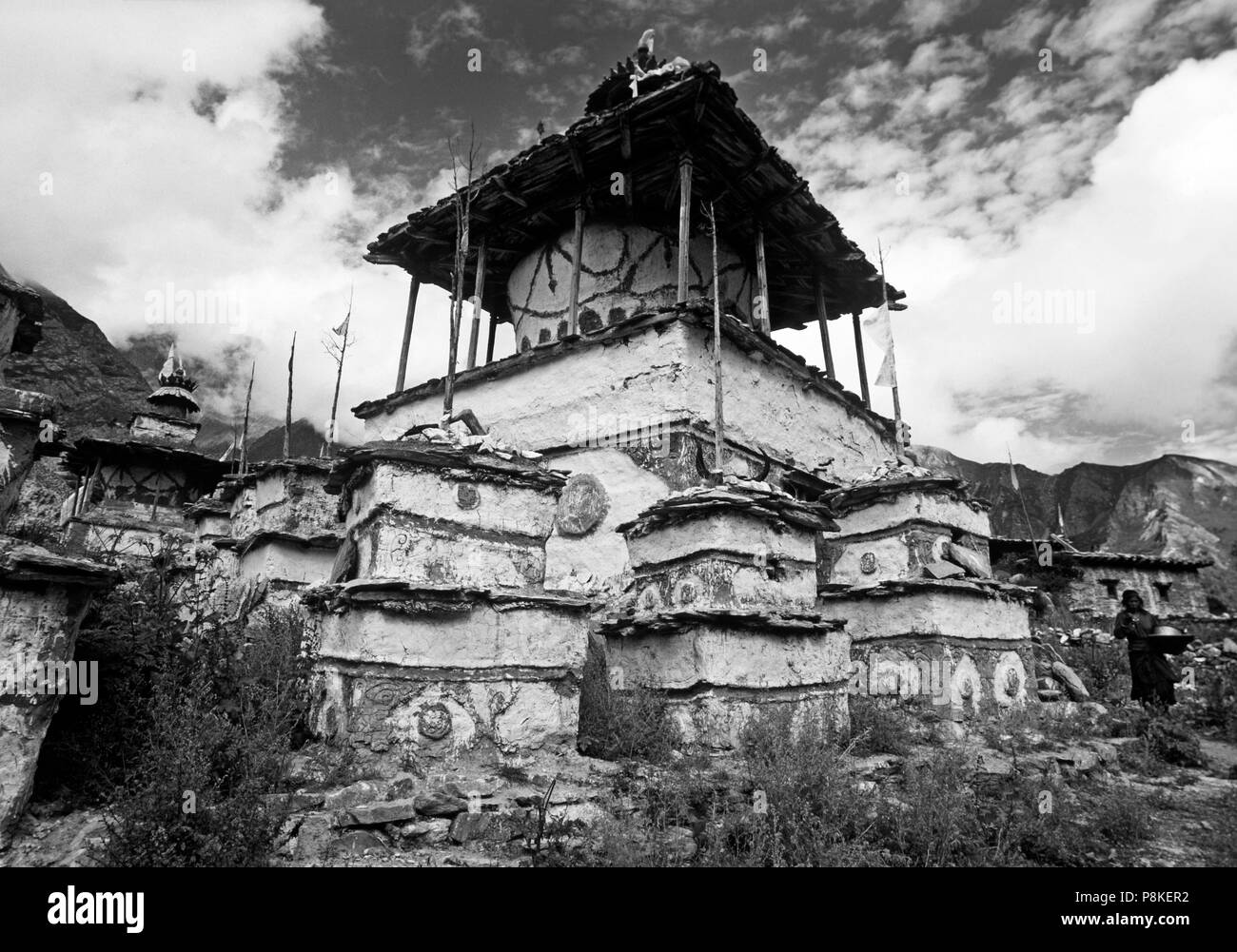 Buddista Tibetana CHORTENS con la preghiera i poli di bandiera alla periferia del villaggio di RINGMO - Distretto di DOLPO, NEPAL Foto Stock