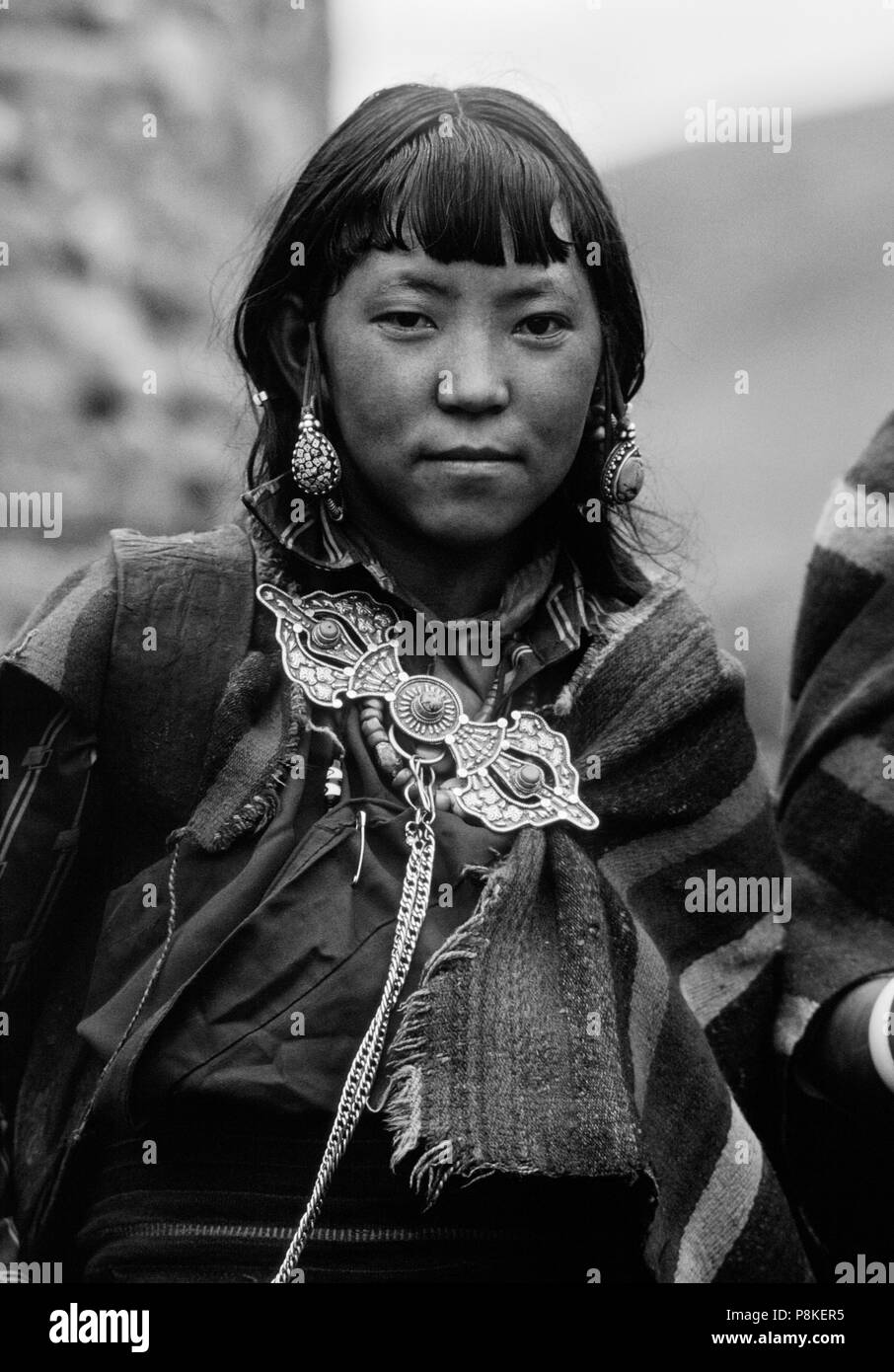 Una ragazza nepalese indossando DOLPO coperta e dorje argento a forma di chiusura in alto a fare TARAP VALLEY FESTIVAL - DOLPO, NEPAL Foto Stock