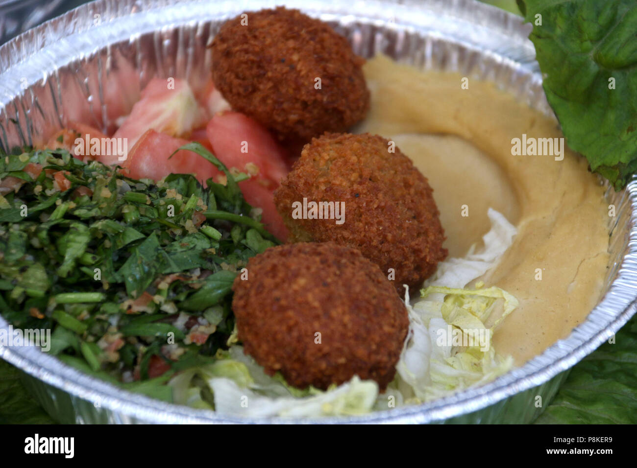 Piatto di falafel con hummus, tabbouli e verdure Foto Stock
