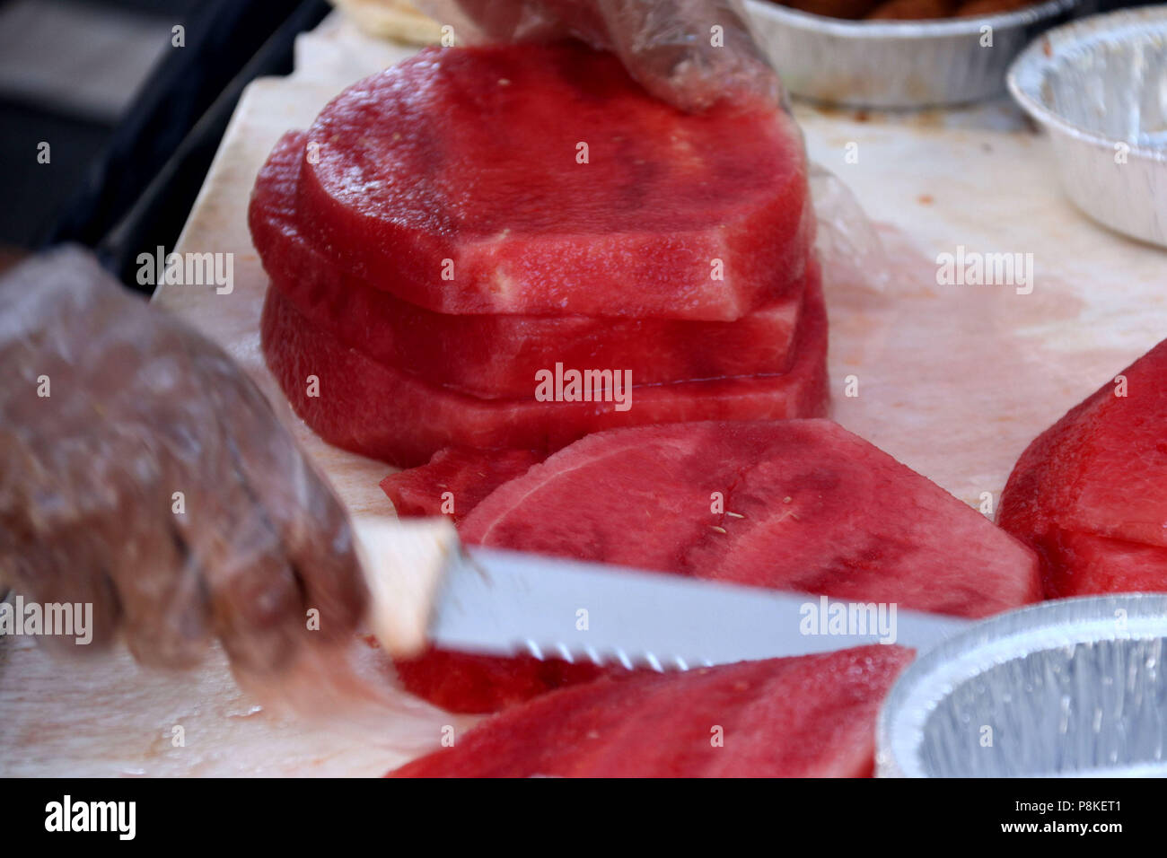 Tutto il cocomero tagliato con un coltello di taglio Foto Stock