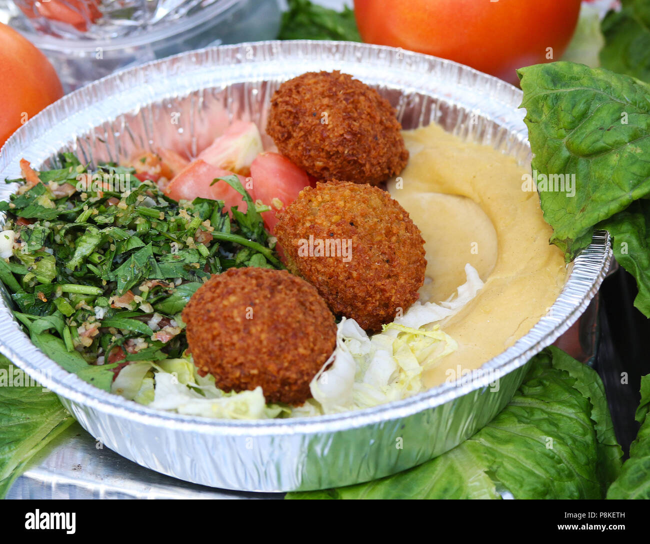 Piatto di falafel con hummus, tabbouli e verdure Foto Stock