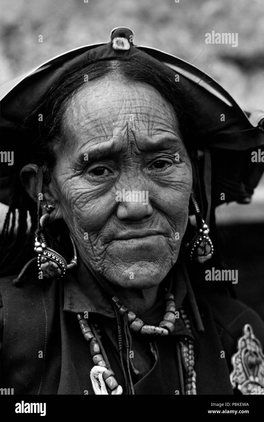 Donna con stile vecchio pezzo di testa e chiusura in argento a un tibetano buddista Festival nel fare TARAP VALLEY - Distretto di DOLPO, NEPAL Foto Stock