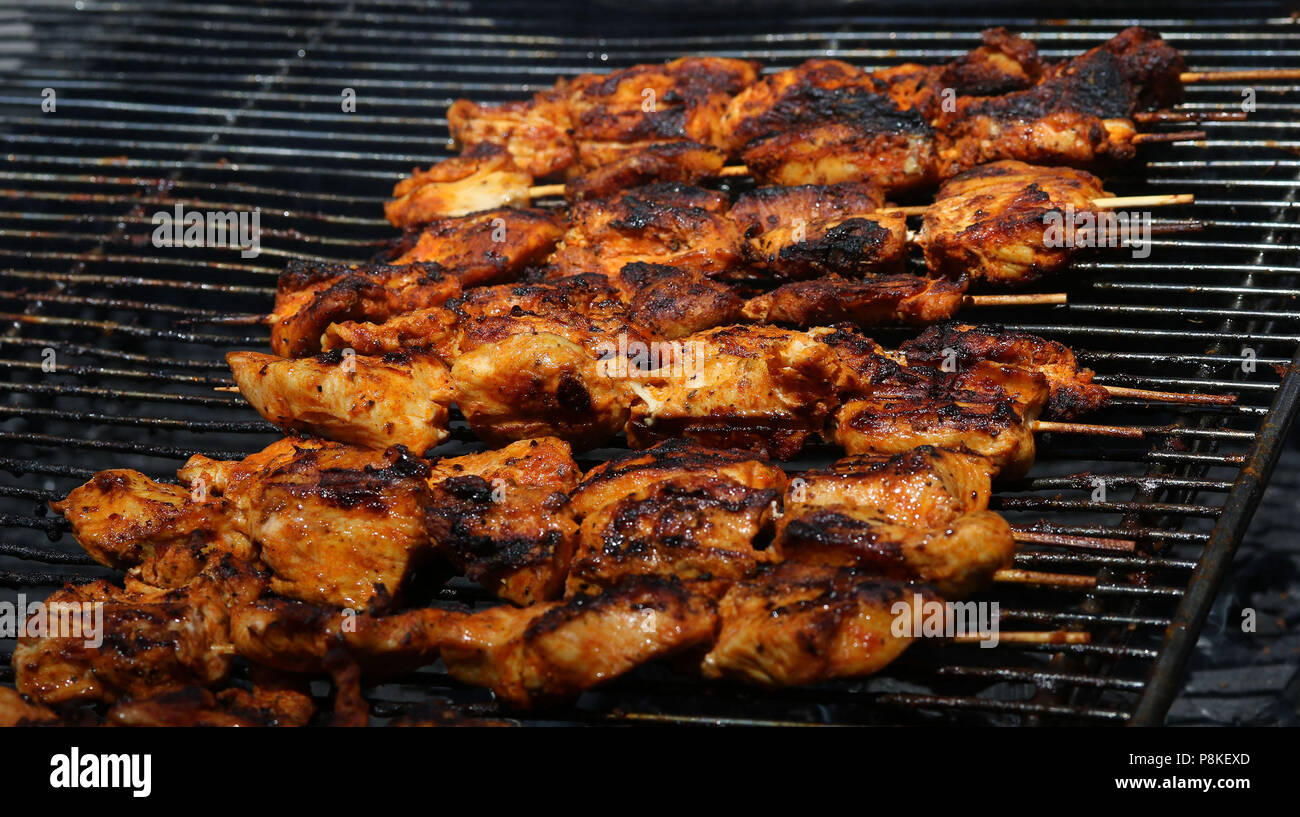 Spiedini di pollo alla griglia Foto Stock