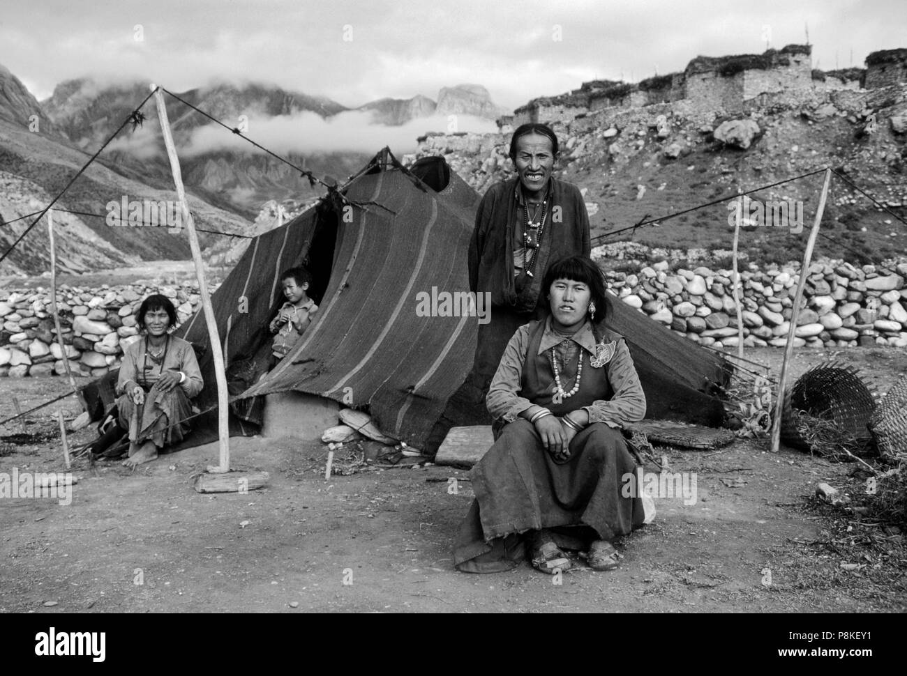 Famiglia DOLPO del Amchi Lama con loro tenda House di fronte al Villaggio CHHARKA - Distretto di DOLPO, NEPAL Foto Stock