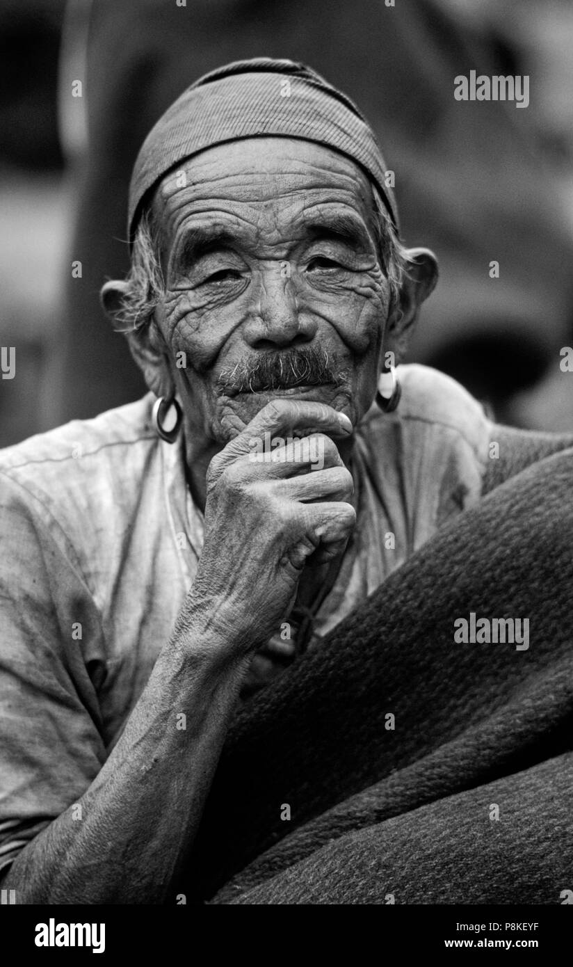 Il vecchio uomo GURUNG con orecchini d'oro nella DORDI River Valley - BODHA HIMAL, NEPAL Foto Stock
