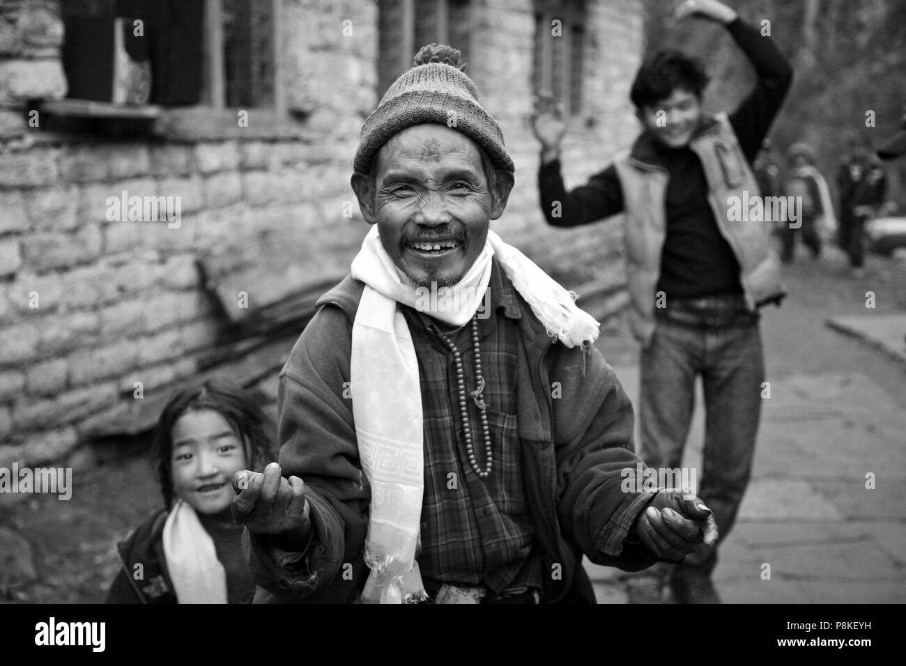 Gli abitanti di un villaggio buddista ballo a una festa di nozze nel villaggio di koto sul circuito di Annapurna - NEPAL HIMALAYA Foto Stock