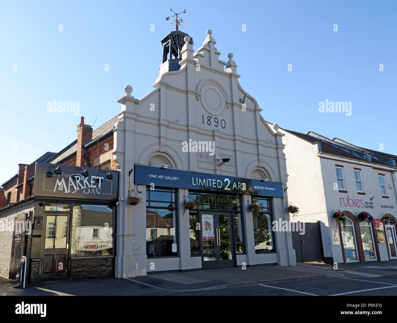Ex Municipio, Bawtry, ornato di frontone a gradini, piombo placcati cupola sormontata da una banderuola, Doncaster District, South Yorkshire, Inghilterra, Regno Unito, DN10 Foto Stock