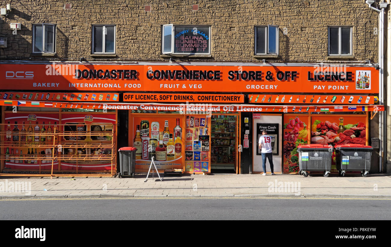 Doncaster Minimarket e Off-License, DCS, panetteria, cucina internazionale, frutta verdura, negozio di generi alimentari, Pay punto, 8 Legno St, stabilimento di Doncaster, nello Yorkshire, DN1 3LH Foto Stock