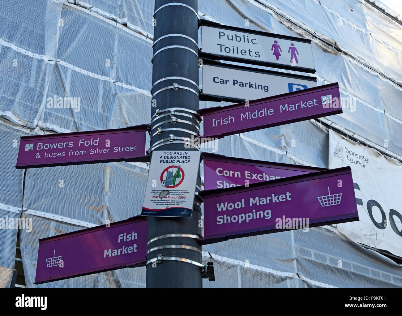 Segnaletica in Doncaster Marketplace, Lana shopping mercato, Retail Market Place, stabilimento di Doncaster, nello Yorkshire, Inghilterra, Regno Unito, DN1 1bn Foto Stock