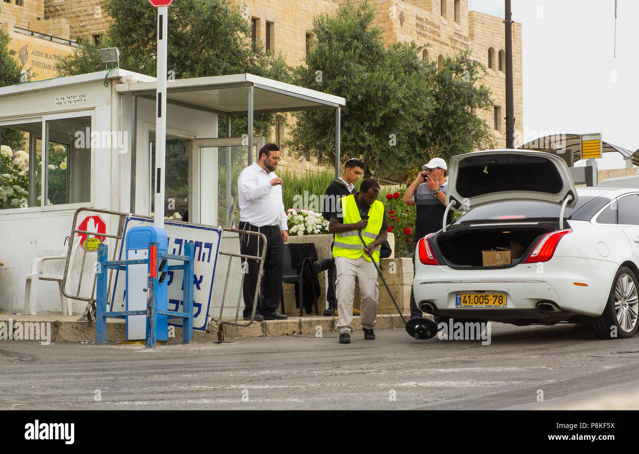 Controlli di sicurezza su veicoli in entrata il monte del tempio in prossimità di Gerusalemme Israele Foto Stock