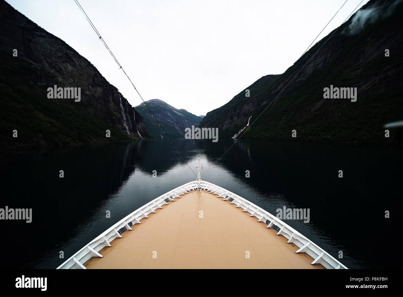 Geiranger, Norvegia 6/14/18 navi da crociera nell'intestazione Geirangerfjorden thel al villaggio di Geiranger, Norvegia. Geiranger è il gateway alla Norvegia di f Foto Stock