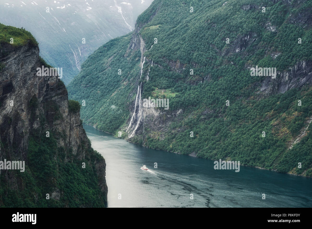 Geiranger, Norvegia 6/14/18 una nave da crociera passa per le Sette Sorelle cascate nei pressi di Geiranger, Norvegia. Geiranger è il gateway alla Norvegia fiordi. Foto Stock