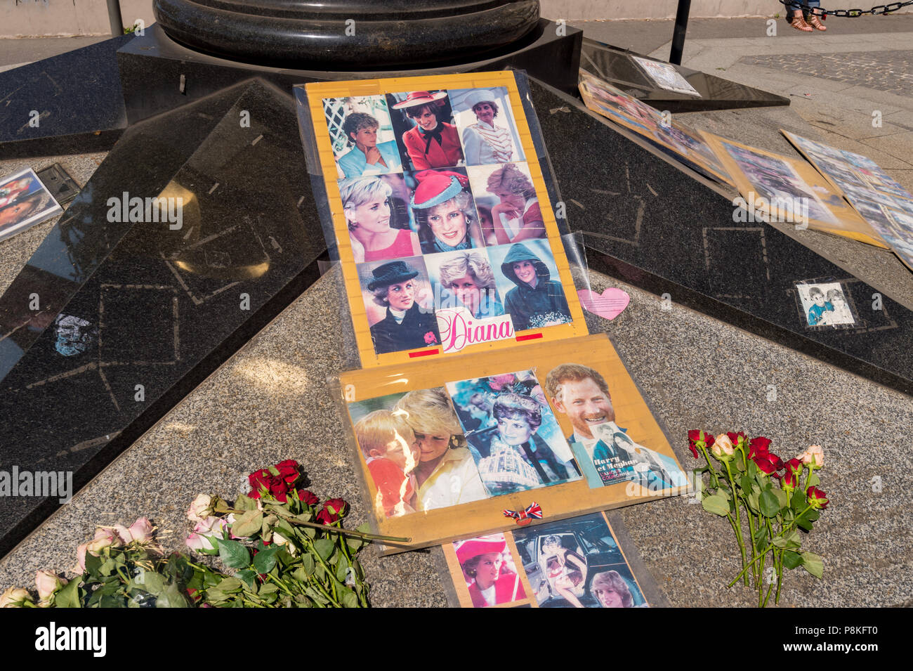 Parigi, Francia - 23 Giugno 2018: Close-up di materiale commemorativo di fronte la fiamma della libertà, un memoriale non ufficiale di Diana, principessa di Wale Foto Stock
