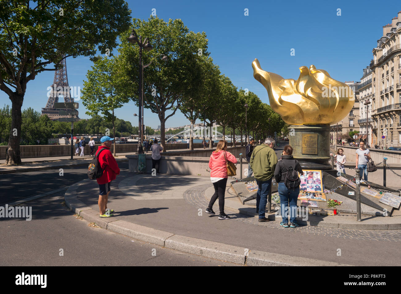 Parigi, Francia - 23 Giugno 2018: turisti si riuniscono di fronte alla fiamma della libertà, un memoriale non ufficiale di Diana, principessa di Galles. Foto Stock