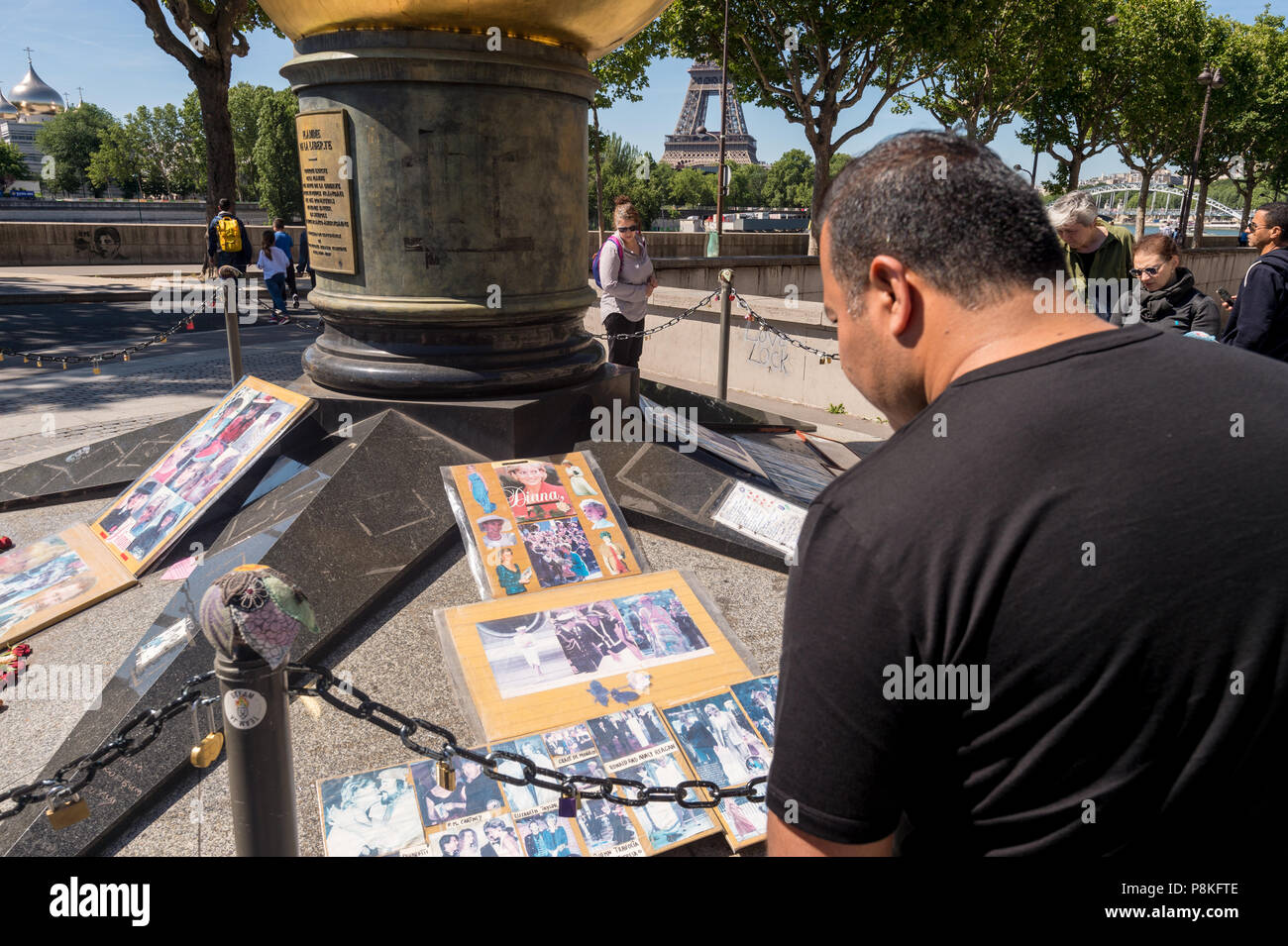 Parigi, Francia - 23 Giugno 2018: turisti si riuniscono di fronte alla fiamma della libertà, un memoriale non ufficiale di Diana, principessa di Galles. Foto Stock