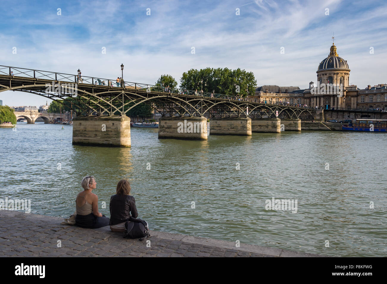 Parigi, 24 Giugno 2018: Pont des Arts e Institut de France attraverso la Senna Foto Stock