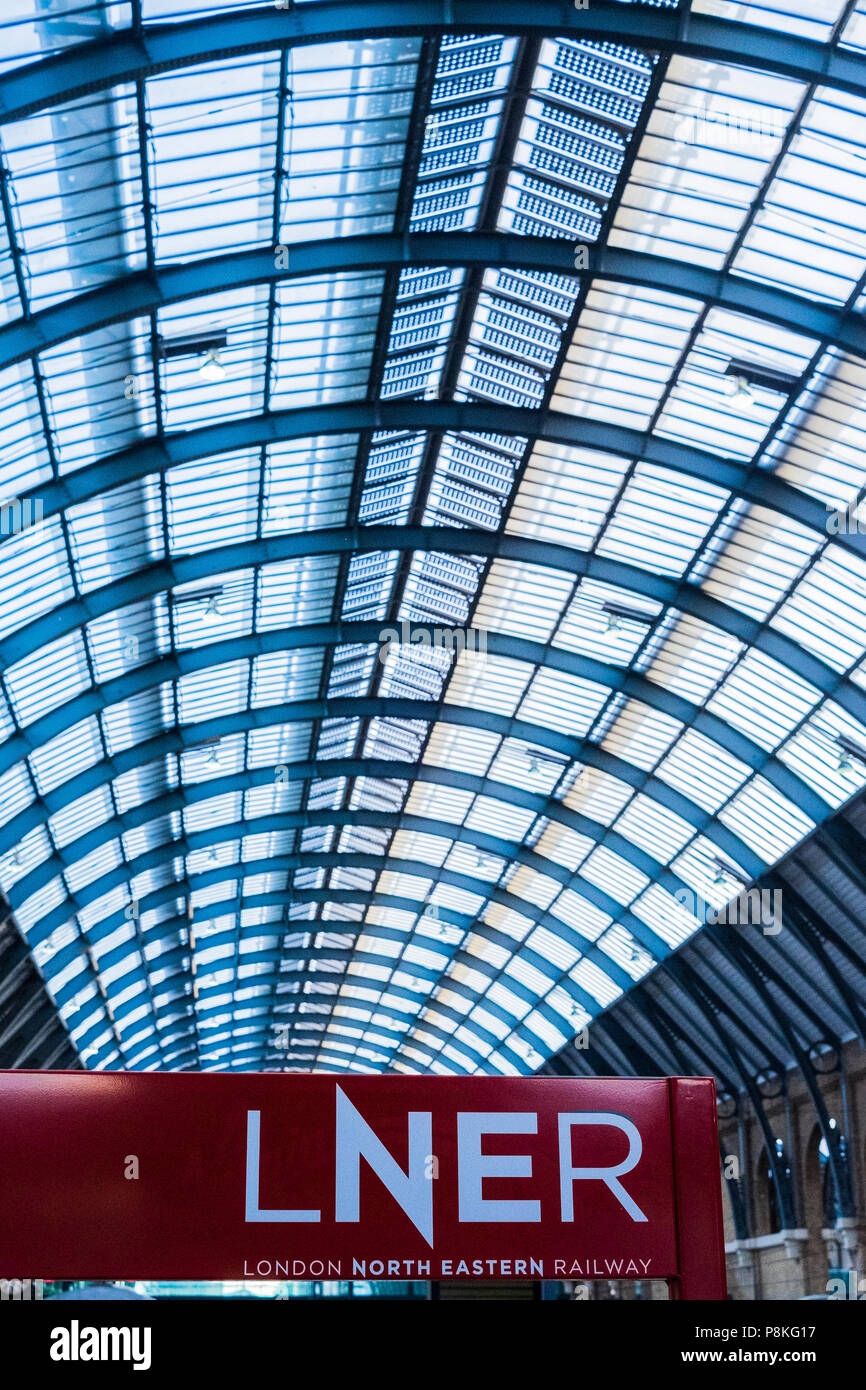 London North Eastern Railway segno, stazione di King Cross a Londra, Inghilterra, Regno Unito Foto Stock