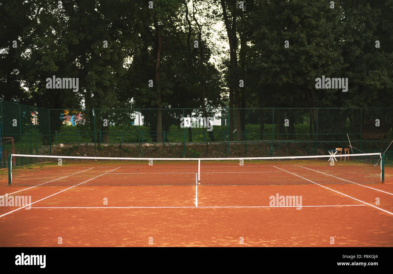 Dettagli della semplice e piccolo cantiere di tennis durante il giorno. Foto Stock