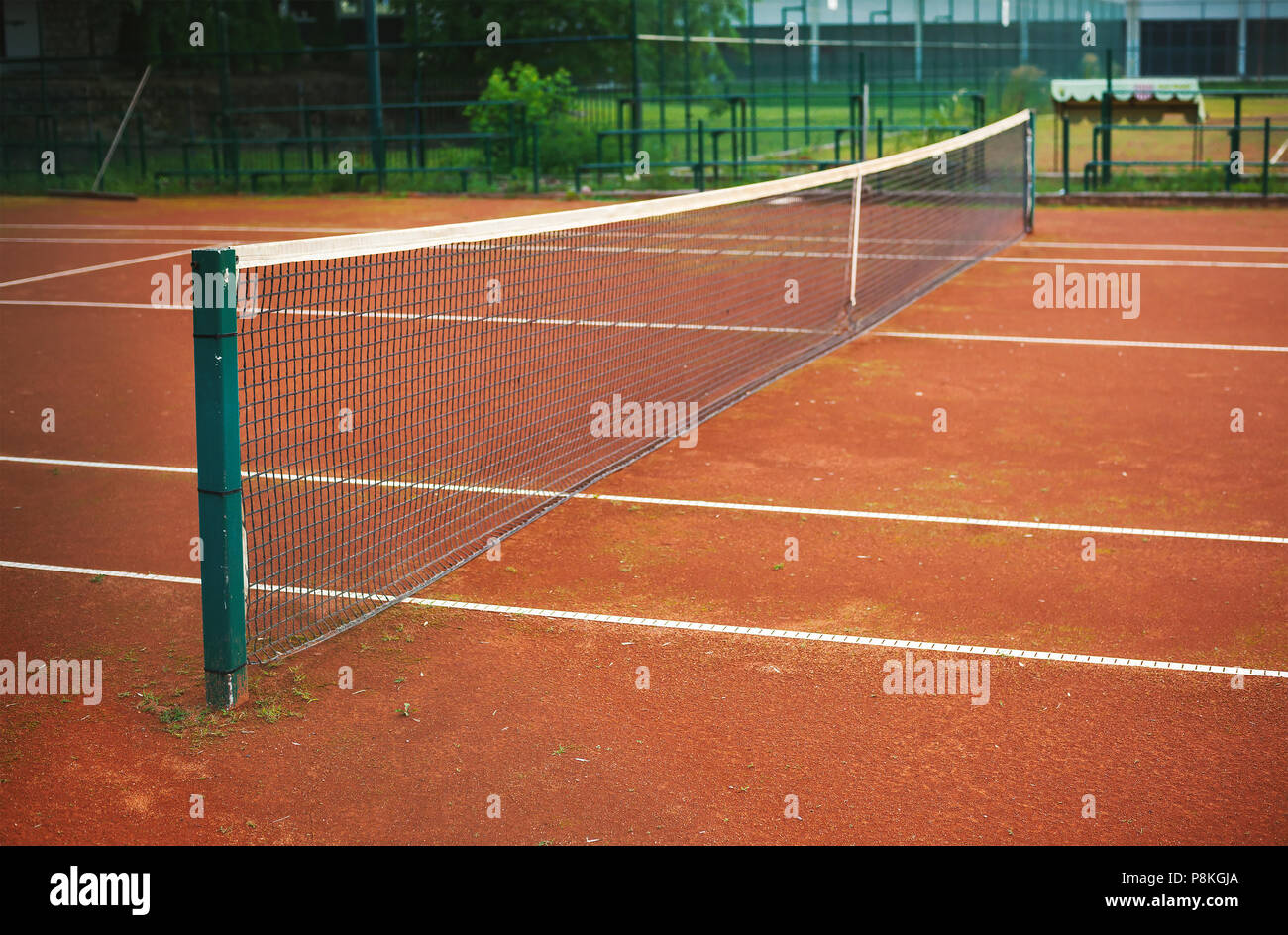 Dettagli della semplice e piccolo cantiere di tennis durante il giorno. Foto Stock