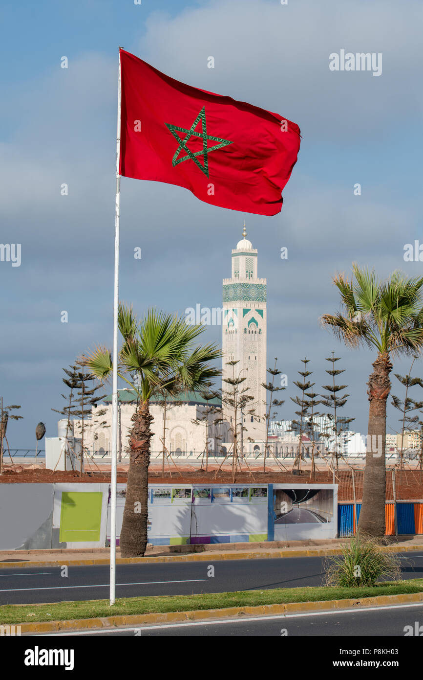 Bandiera marocchina con la vista della Moschea di Hassan II, Casablanca, Marocco Foto Stock