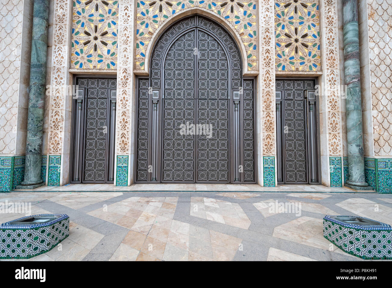 Grandi e intricati porte alla Moschea di Hassan II a Casablanca, Marocco Foto Stock