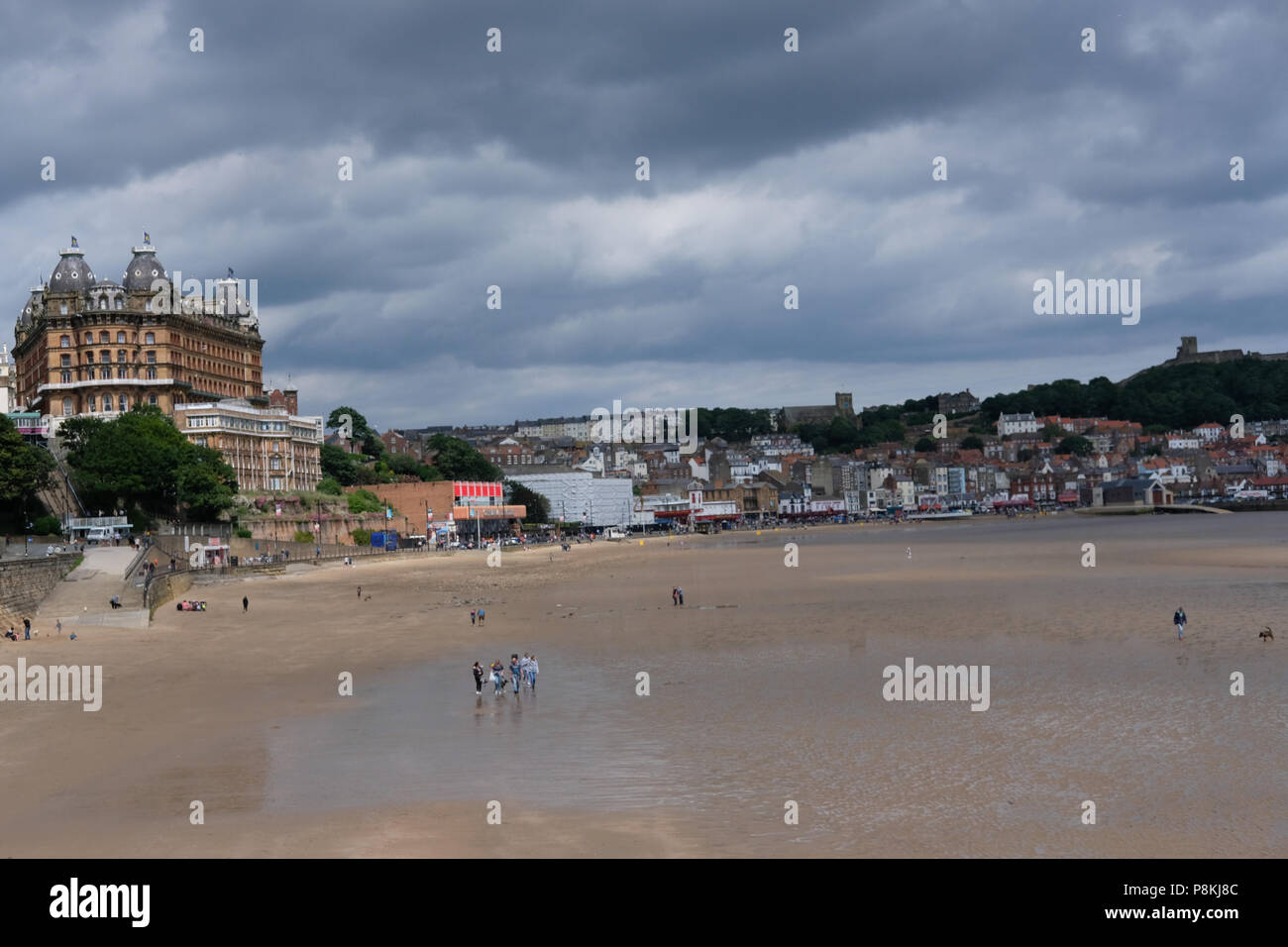 I vacanzieri e famiglie divertendosi nel Nord Yorkshire holiday resort di Scarborough, Regno Unito Foto Stock