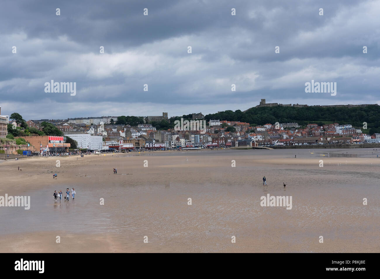 I vacanzieri e famiglie divertendosi nel Nord Yorkshire holiday resort di Scarborough, Regno Unito Foto Stock