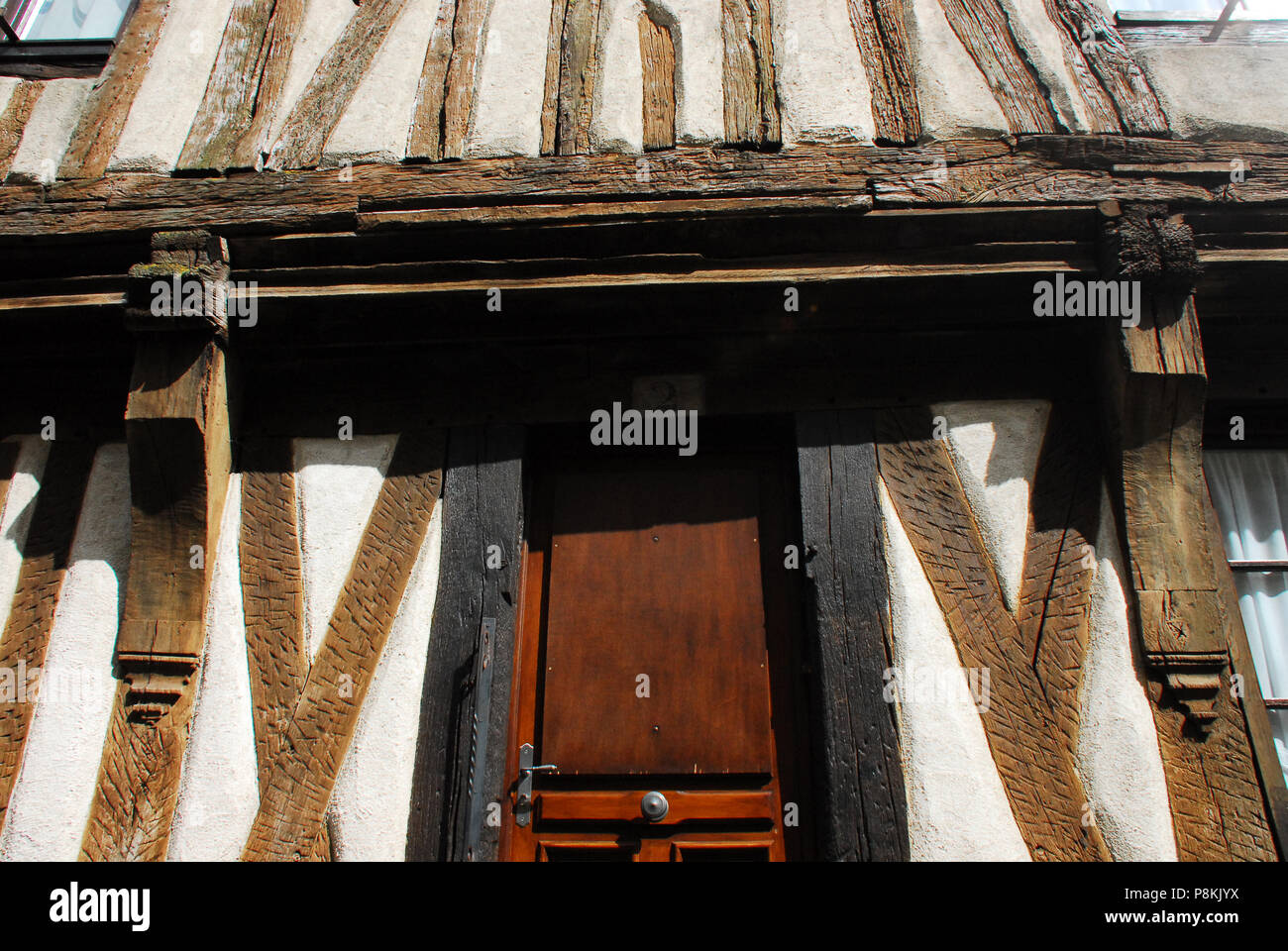 Dettagli architettonici catturata in una chiusura di questo stupefacente mezza-casa di legno in un affascinante Noyers-Sur-Serein, Francia. Foto Stock