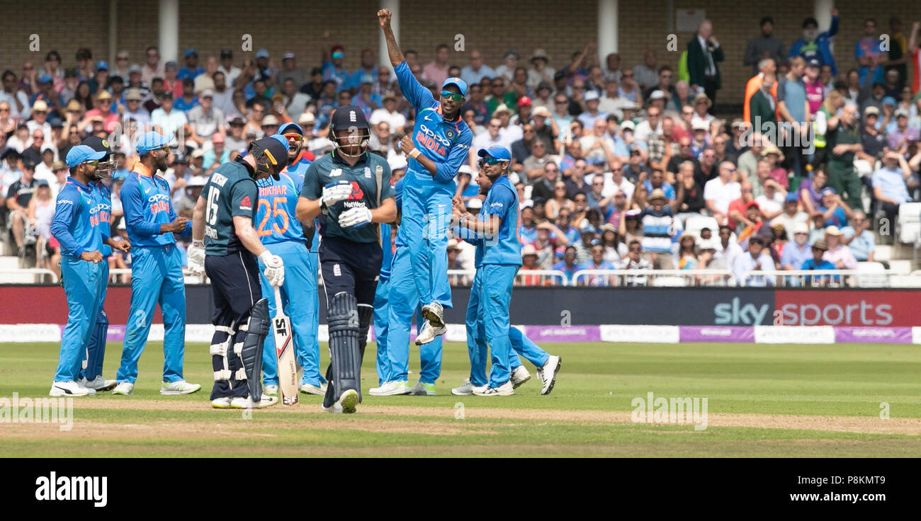 Nottingham, Regno Unito. 12 luglio 2018, Royal London, una giornata internazionale, Inghilterra v India, Trent Bridge, Hardik Pandya esulta di gioia come Jonny Bairstow è dato fuori lbw dopo un riesame arbitri Credito: David Kissman/Alamy Live News Foto Stock