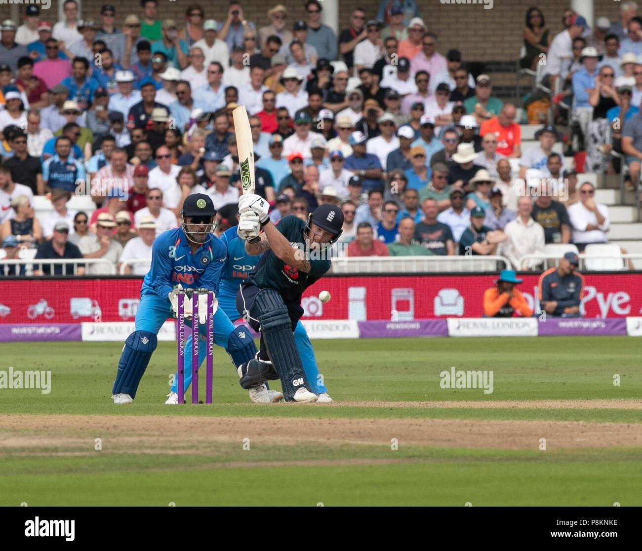 Nottingham, Regno Unito. 12 luglio 2018, Royal London, una giornata internazionale, Inghilterra v India, Trent Bridge, Ben Stokes si muove oltre 30 corre nel suo inning per Inghilterra Credito: David Kissman/Alamy Live News Foto Stock