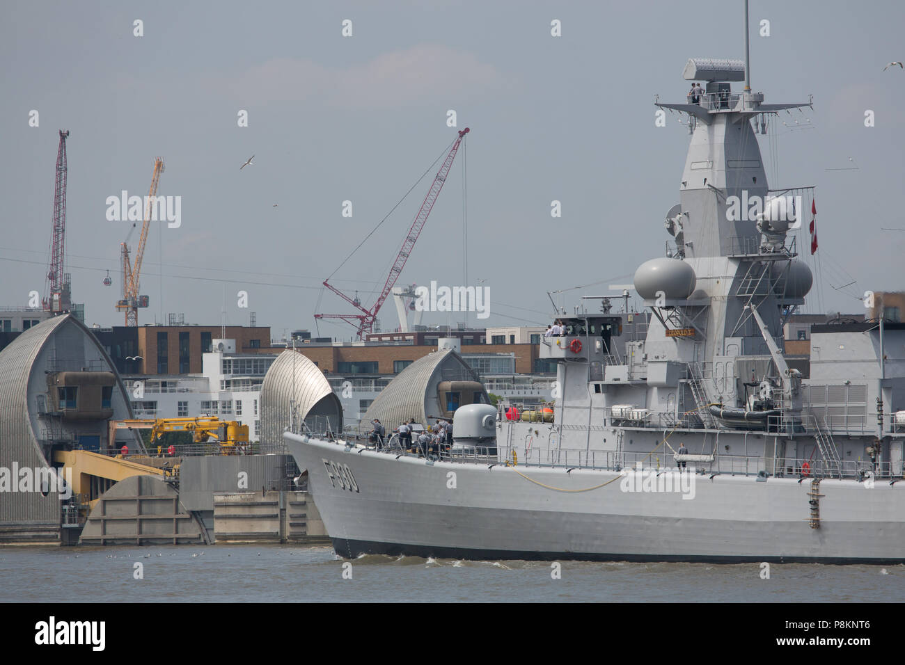 Woolwich, Londra, Regno Unito. 12 Luglio, 2018. BNS Leopoldo mi avvicina la Thames Barrier. Fregata belga di Leopoldo I (F930) sono arrivati a Londra oggi poco dopo dragamine belga BNS Crocus. Rob Powell/Alamy Live News Foto Stock