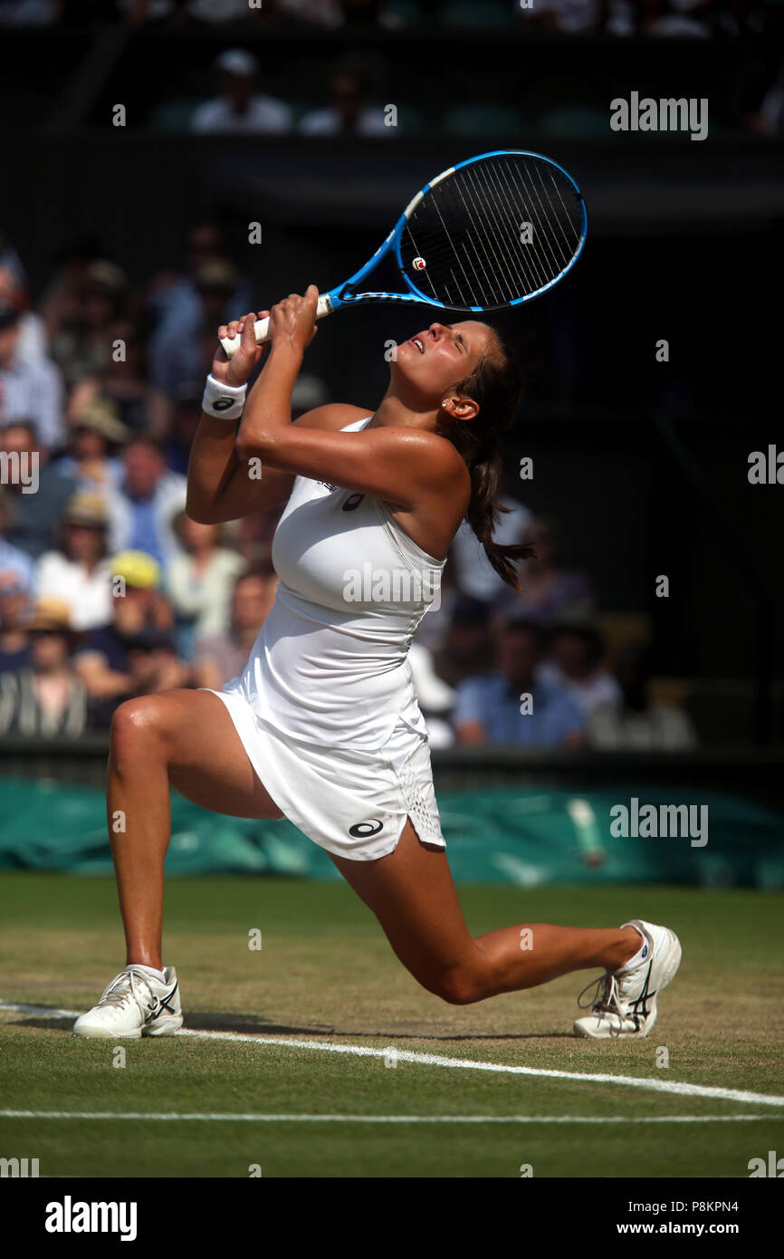 Londra, Inghilterra - Luglio 12, 2018. Wimbledon Tennis: la Germania Julia Georges reagisce a un punto perse durante il suo semi-finale corrispondono oggi a Wimbledon contro Serena Willaims. Williams ha vinto in retta fissa per avanzare al Sabato il finale. Credito: Adam Stoltman/Alamy Live News Foto Stock