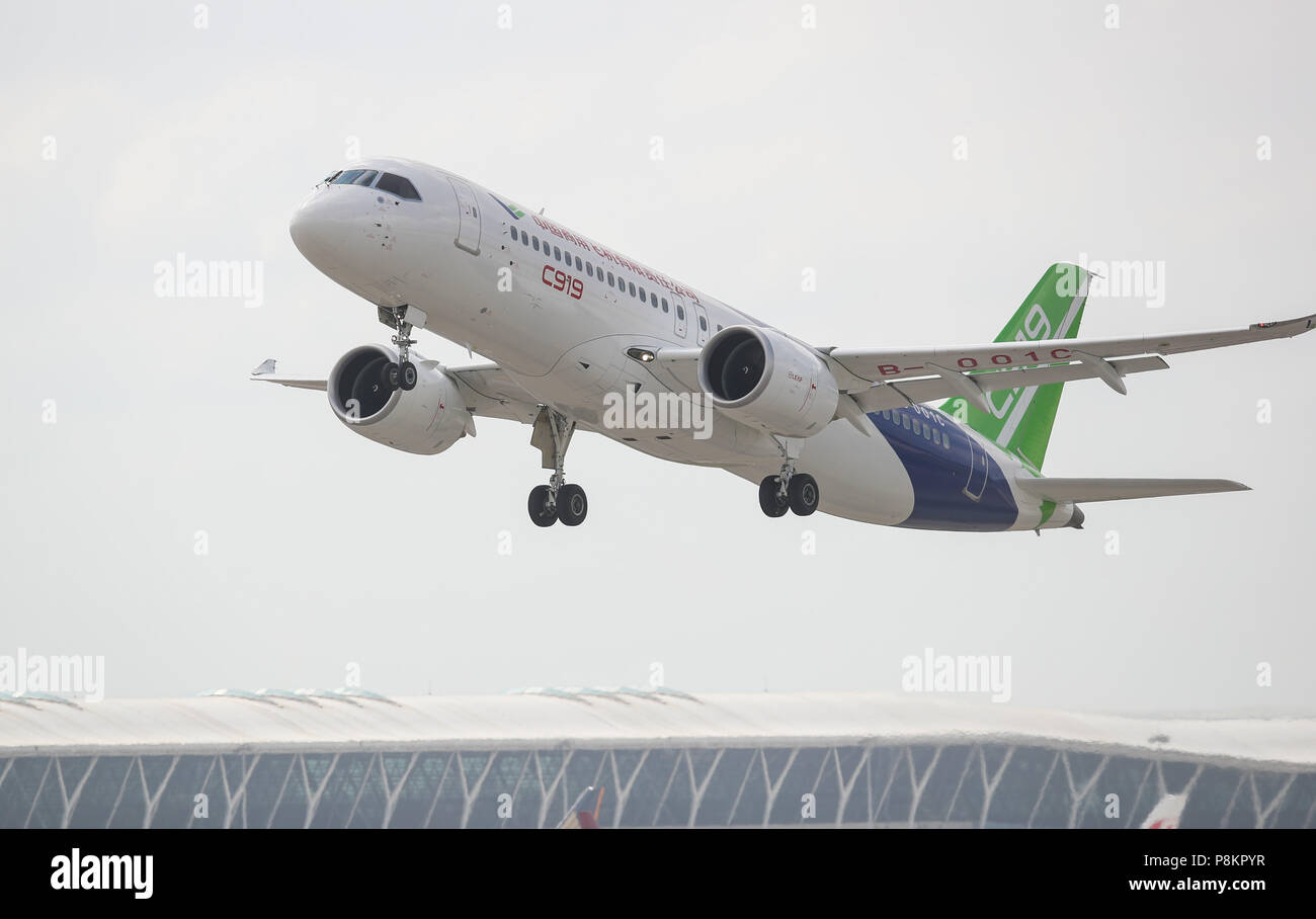 Shanghai, Cina. 12 Luglio, 2018. Il No.102 C919 aereo decolla all'Aeroporto Pudong di Shanghai, Cina orientale, luglio 12, 2018. Dopo il suo primo lungo volo di distanza dalla linea di assemblaggio finale di Shanghai, l'aereo è atterrato a Dongying Shengli Aeroporto in oriente cinese della provincia dello Shandong. Della Cina di C919 passeggeri di grandi dimensioni progetto di piano è entrato in una nuova fase maggiore con intensità di prove in volo in siti multipli in tutto il paese. Credito: Ding Ting/Xinhua/Alamy Live News Foto Stock