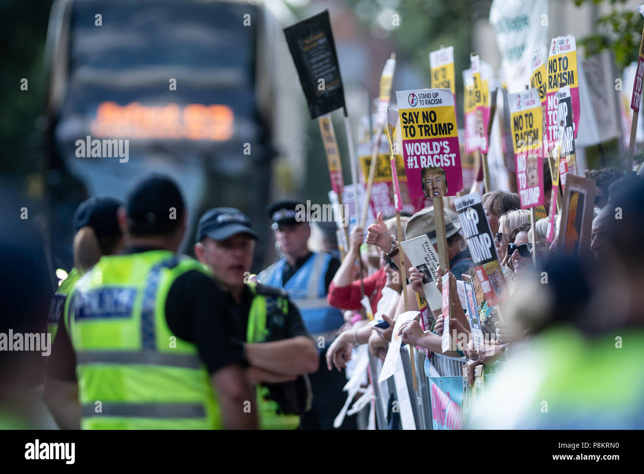 Il Palazzo di Blenheim, Oxfordshire, Regno Unito. 12 Luglio 2018.i manifestanti al di fuori del Palazzo di Blenheim, dove Theresa Maggio ospita una cena per Donald Trump come parte della sua controversa visita NEL REGNO UNITO. Andrew Walmsley/Alamy Live News Foto Stock