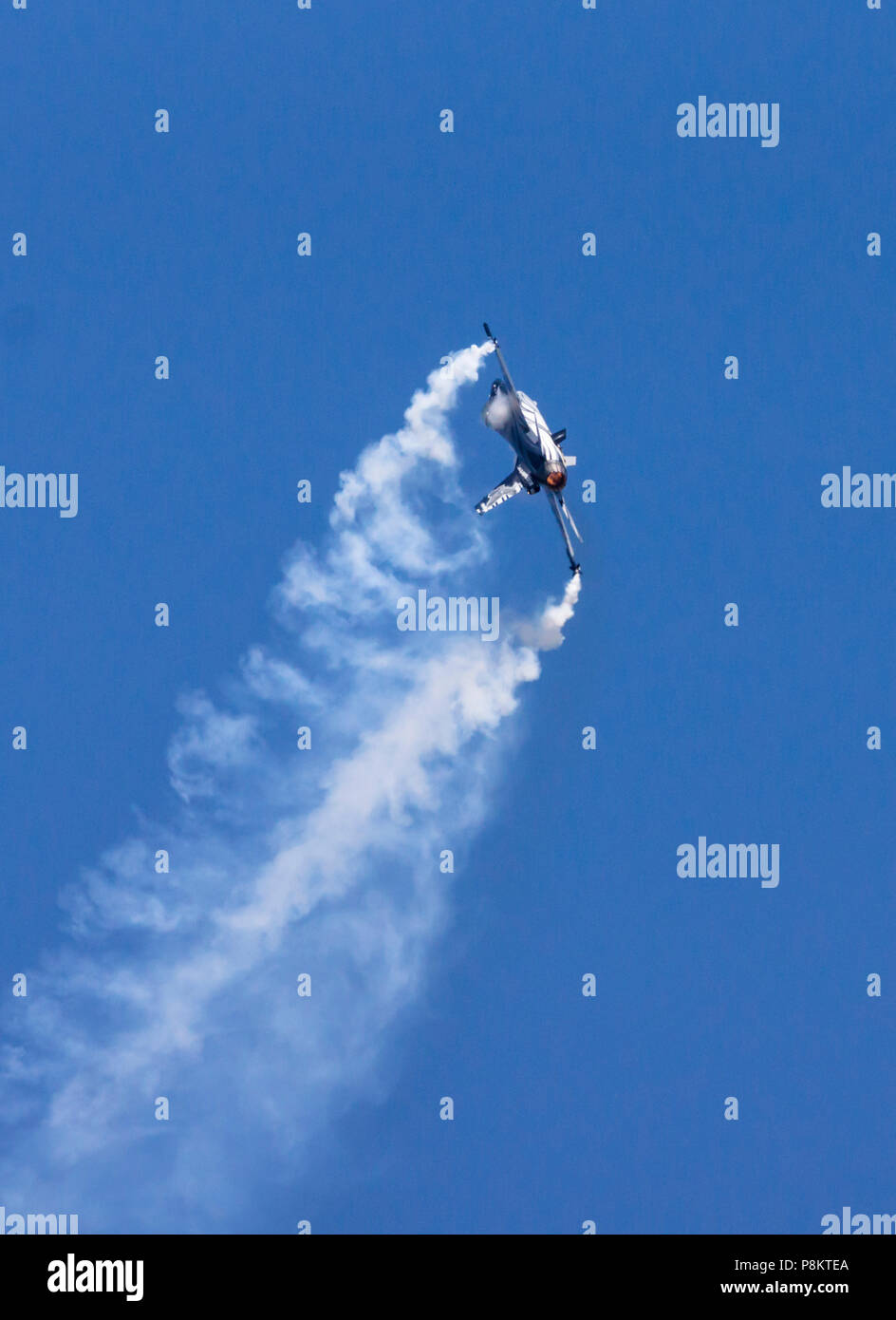 12 luglio 2018. Aeromobile arriva per il 2018 air show che si svolge su 3 giorni (XIII e XV Luglio). Gli inviti sono andati a airforces in tutto il mondo, molti hanno accettato e il display e supporto aeromobili sono ben in arrivo tutti i giorni della settimana Alcuni basta fare un flypast e terra ma sevaral fantastici schermi sono stati messi su. Aerobatic F16 display ©JMF News / alamy Live News Foto Stock