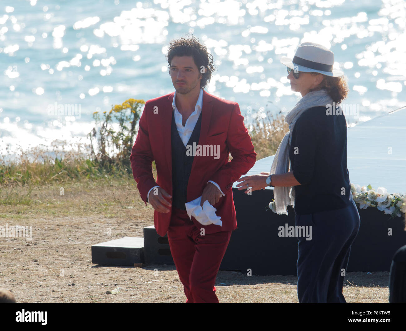 Newquay, Cornwall, Regno Unito. 12 luglio 2018. Rosamunde Pilcher attore Manuel Mairhoffer suona il pianoforte sulle scogliere,riprese 'My fratelli sposa' Fistral Beach,UK, 12th, Luglio 2018 Robert Taylor/Alamy Live News. Newquay, Cornwall, Regno Unito. Credito: Robert Taylor/Alamy Live News Foto Stock