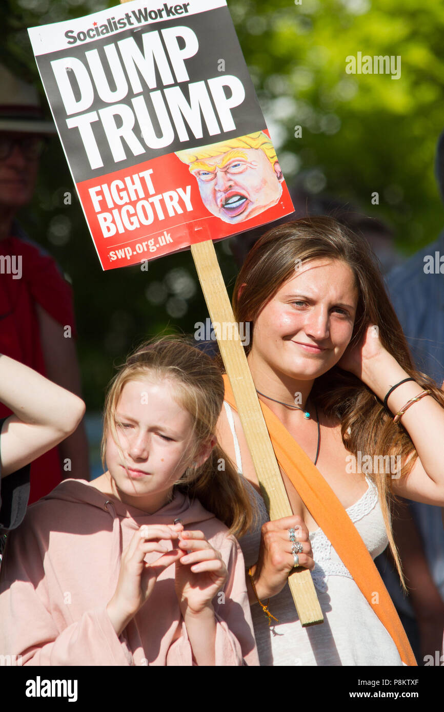 Woodstock, Oxford, UK 12 luglio 2018. Centinaia di protesta contro il cancello del palazzo di Blenheim come presidente Donald Trump's assiste una cravatta nera la Cena ospitata dal Primo Ministro Theresa Maggio. © Pete Lusabia/Alamy News live Foto Stock