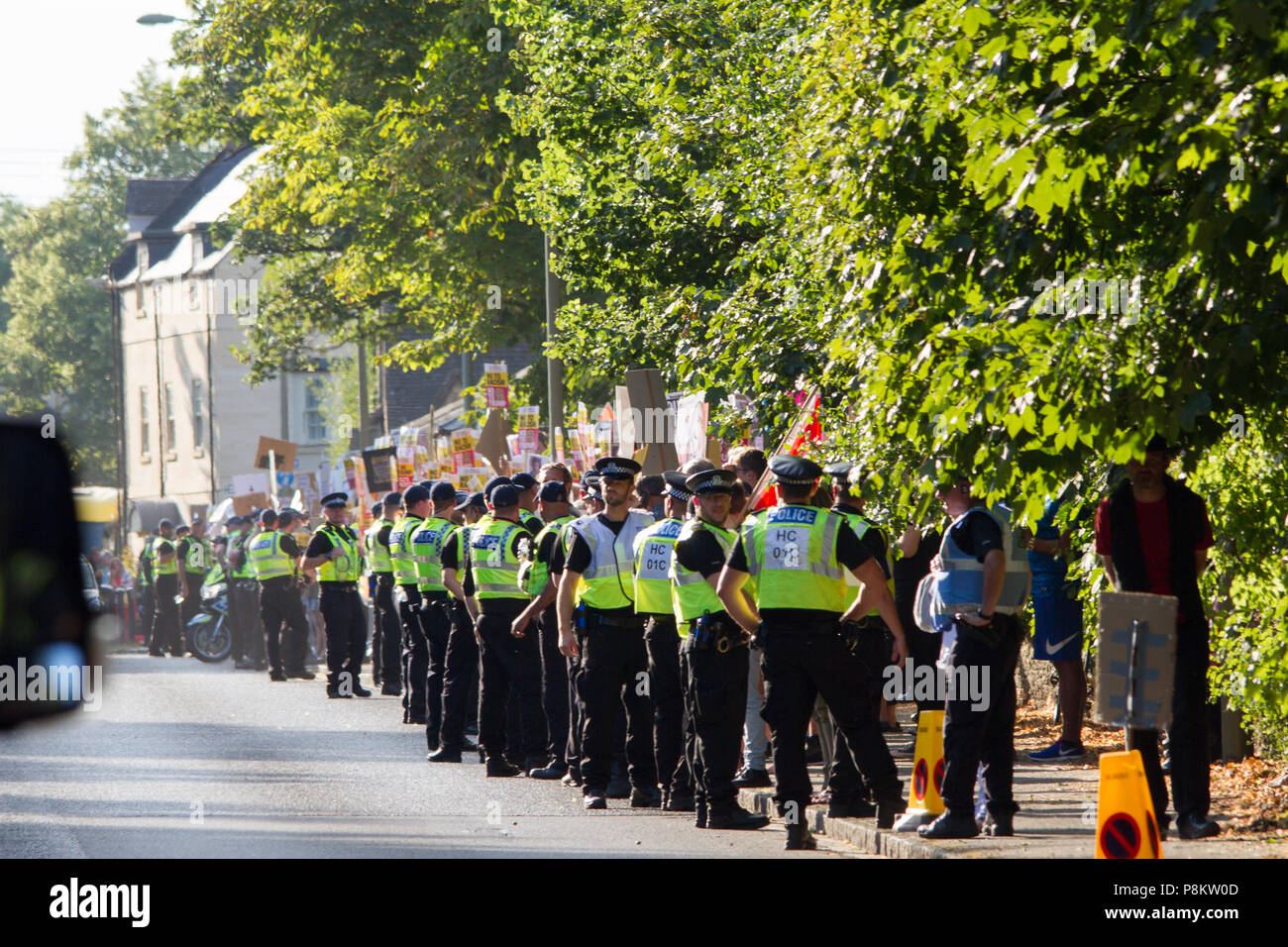 Woodstock, Oxford, UK 12 luglio 2018. Centinaia di protesta contro il cancello del palazzo di Blenheim come presidente Donald Trump's assiste una cravatta nera la Cena ospitata dal Primo Ministro Theresa Maggio. © Pete Lusabia/Alamy News live Foto Stock