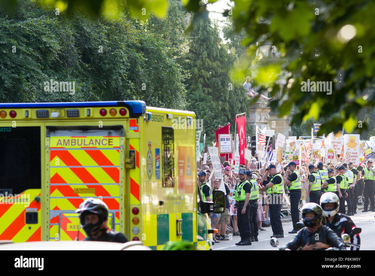 Woodstock, Oxford, UK 12 luglio 2018. Centinaia di protesta contro il cancello del palazzo di Blenheim come presidente Donald Trump's assiste una cravatta nera la Cena ospitata dal Primo Ministro Theresa Maggio. © Pete Lusabia/Alamy News live Foto Stock