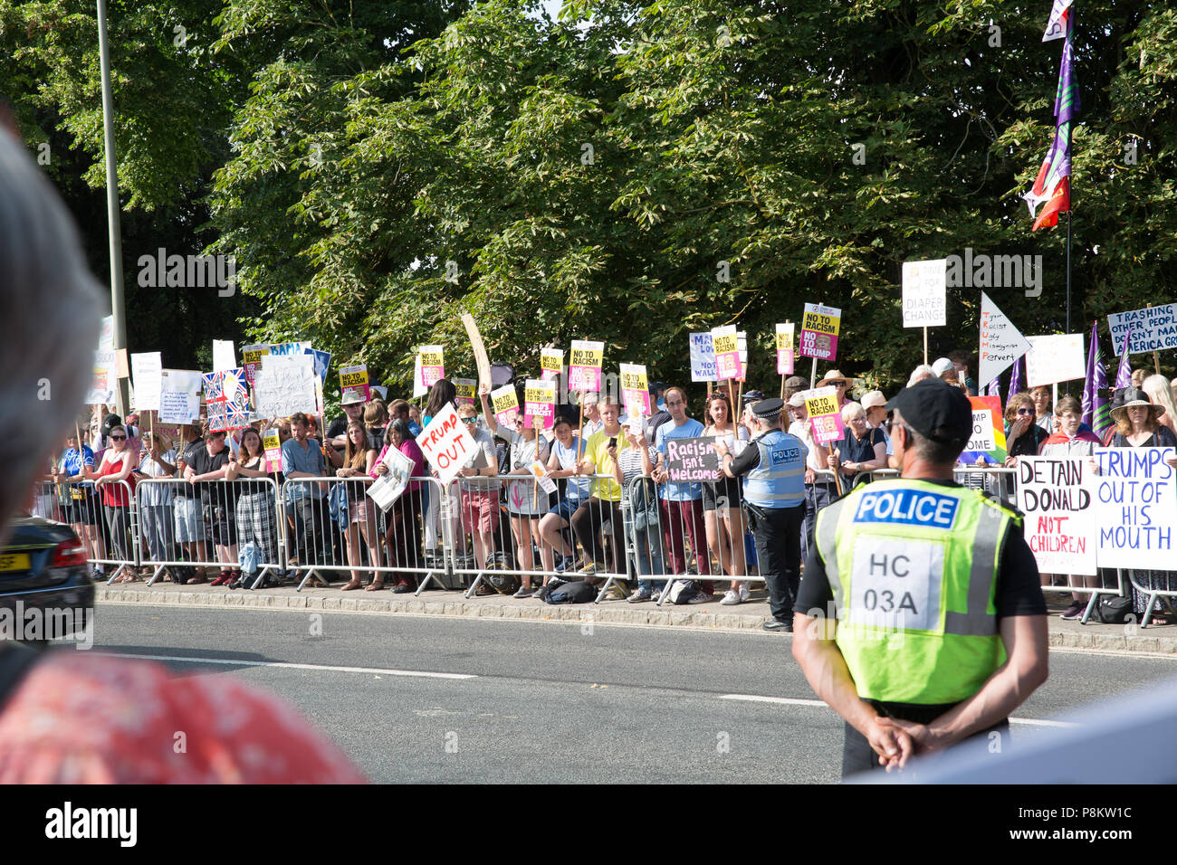 Woodstock, Oxford, UK 12 luglio 2018. Centinaia di protesta contro il cancello del palazzo di Blenheim come presidente Donald Trump's assiste una cravatta nera la Cena ospitata dal Primo Ministro Theresa Maggio. © Pete Lusabia/Alamy News live Foto Stock