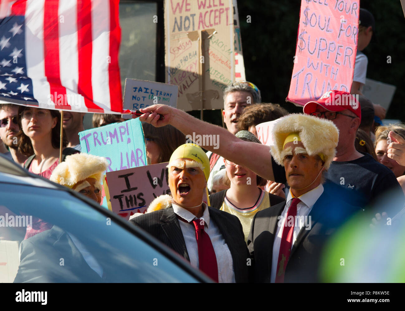 Woodstock, Oxford, UK 12 luglio 2018. Centinaia di protesta contro il cancello del palazzo di Blenheim come presidente Donald Trump's assiste una cravatta nera la Cena ospitata dal Primo Ministro Theresa Maggio. © Pete Lusabia/Alamy News live Foto Stock