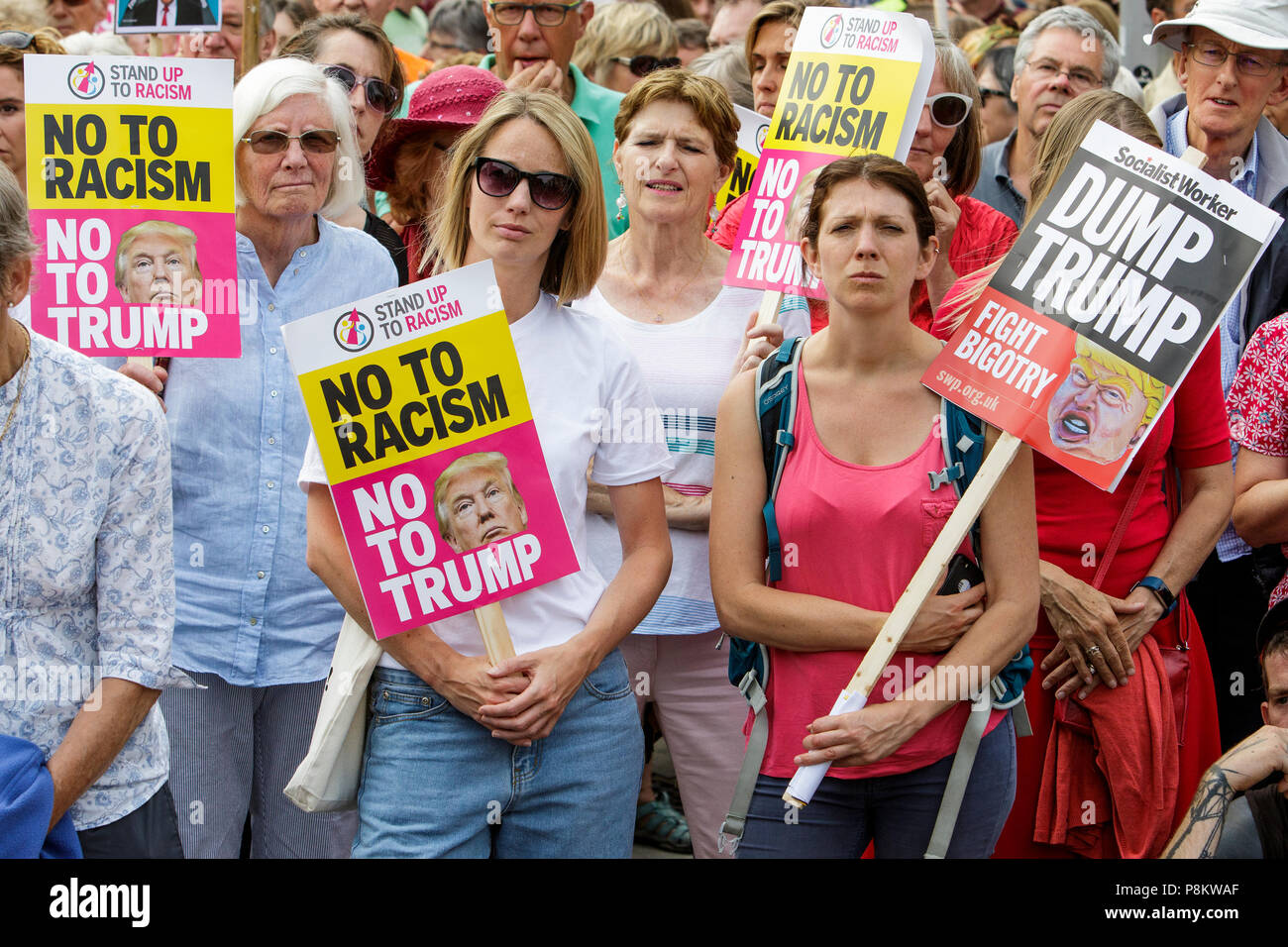 Bristol, Regno Unito, 12 luglio, 2018. Il giorno che il presidente statunitense Donald Trump arriva nel Regno Unito, i manifestanti che trasportano anti trump cartelli e segni sono raffigurate prendendo parte a una marcia di protesta e di rally contro il Presidente Trump's visita al Regno Unito. Credito: Lynchpics/Alamy Live News Foto Stock