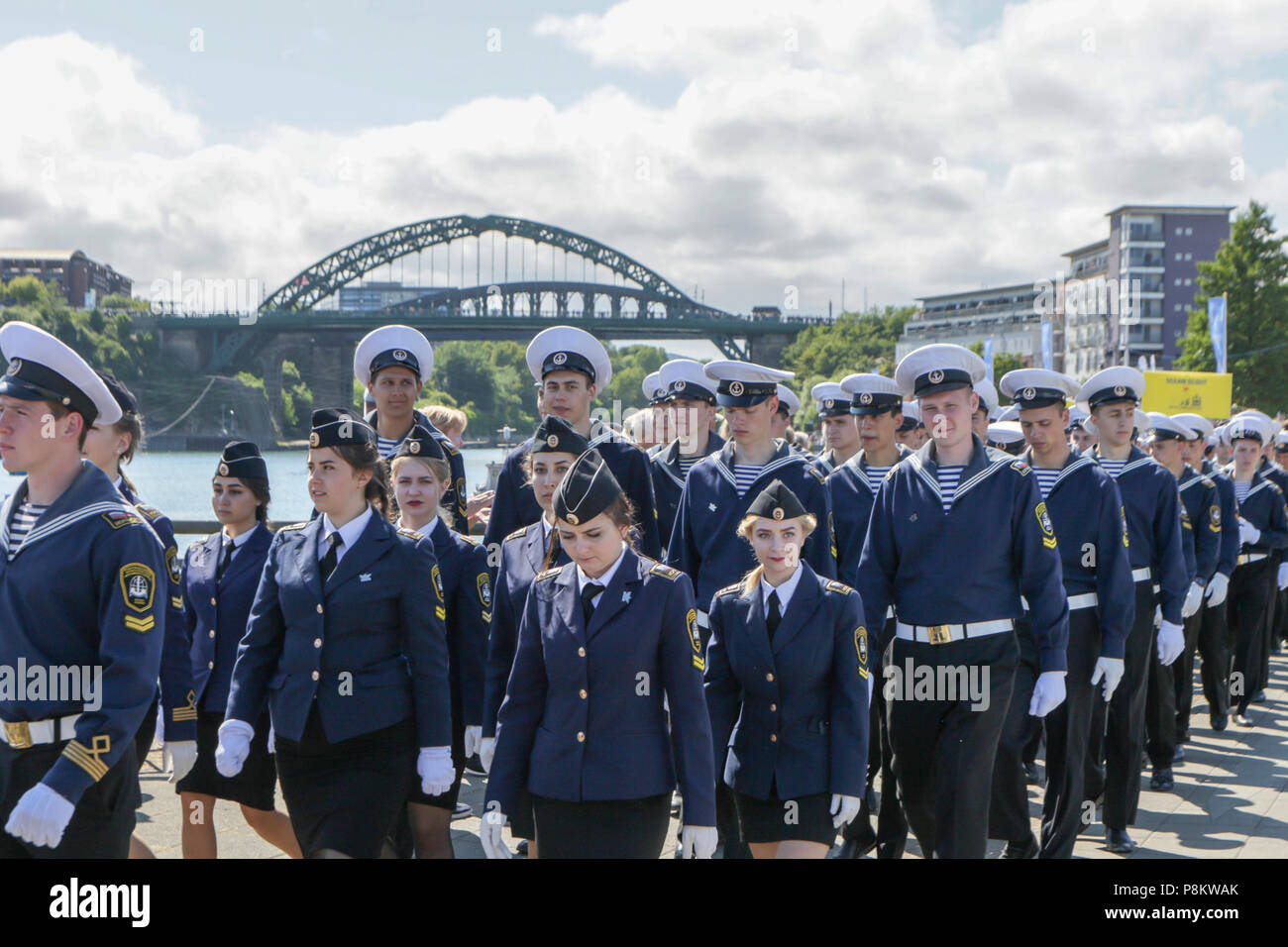 Sunderland, Regno Unito. 12 luglio 2018. Equipaggio della nave russa Mir durante la Tall Ships Crew Parade di Sunderland Credito: Dan Cooke Credito: Dan Cooke/Alamy Live News Credito: Dan Cooke/Alamy Live News Foto Stock