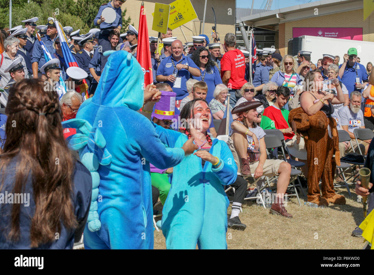 Sunderland, Regno Unito. 12 luglio 2018. Gli equipaggi celebrare la danza e la musica seguendo le Tall Ships Crew Parade a Sunderland Credito: Dan Cooke Credito: Dan Cooke/Alamy Live News Credito: Dan Cooke/Alamy Live News Foto Stock