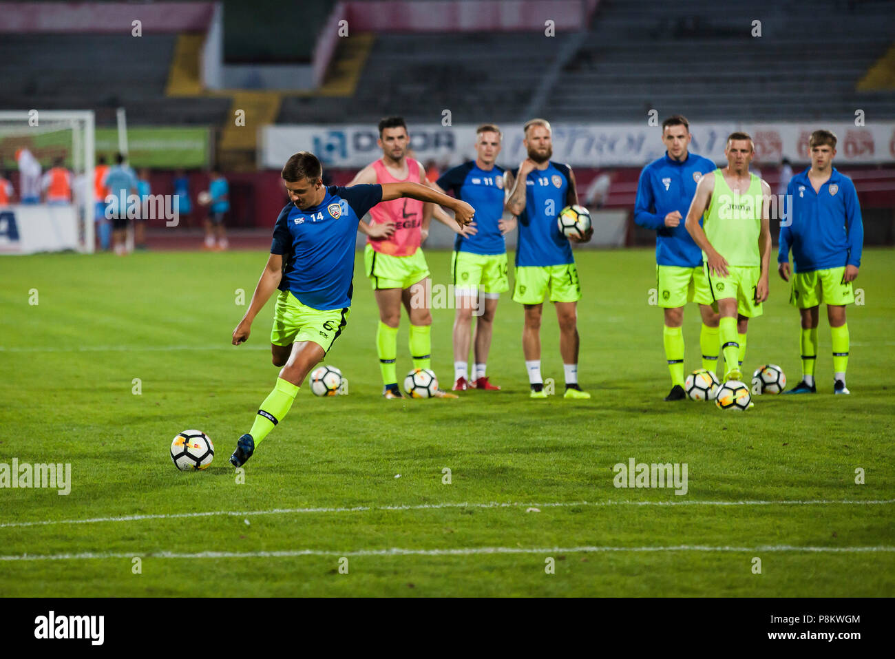 Karadjordje Stadium, Vojvodina, Serbia. 12 Luglio, 2018. UEFA Europa League calcio, primo turno di qualificazione, prima gamba, Spartak Subotica versus Coleraine FC; avanzamento Aaron ustioni di Coleraine FC si riscalda prima della partita Credito: Azione Sport Plus/Alamy Live News Foto Stock