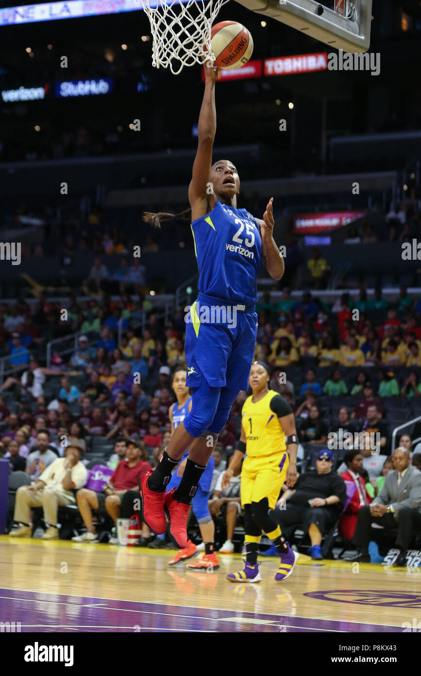 LOS ANGELES, CA - Luglio 12: Dallas ali avanti Gloria Johnson (25) stabilisce la sfera durante un gioco WNBA tra le ali di Dallas e Los Angeles Sparks su luglio 12, 2018 a Staples Center a Los Angeles, CA. (Foto di Jordon Kelly Cal Sport Media) Foto Stock