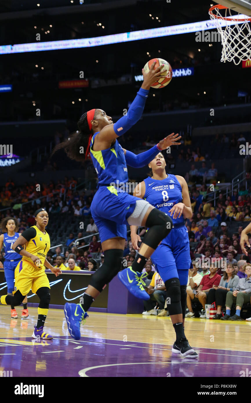 LOS ANGELES, CA - Luglio 12: Dallas ali avanti Gloria Johnson (25) stabilisce la sfera durante un gioco WNBA tra le ali di Dallas e Los Angeles Sparks su luglio 12, 2018 a Staples Center a Los Angeles, CA. (Foto di Jordon Kelly Cal Sport Media) Foto Stock