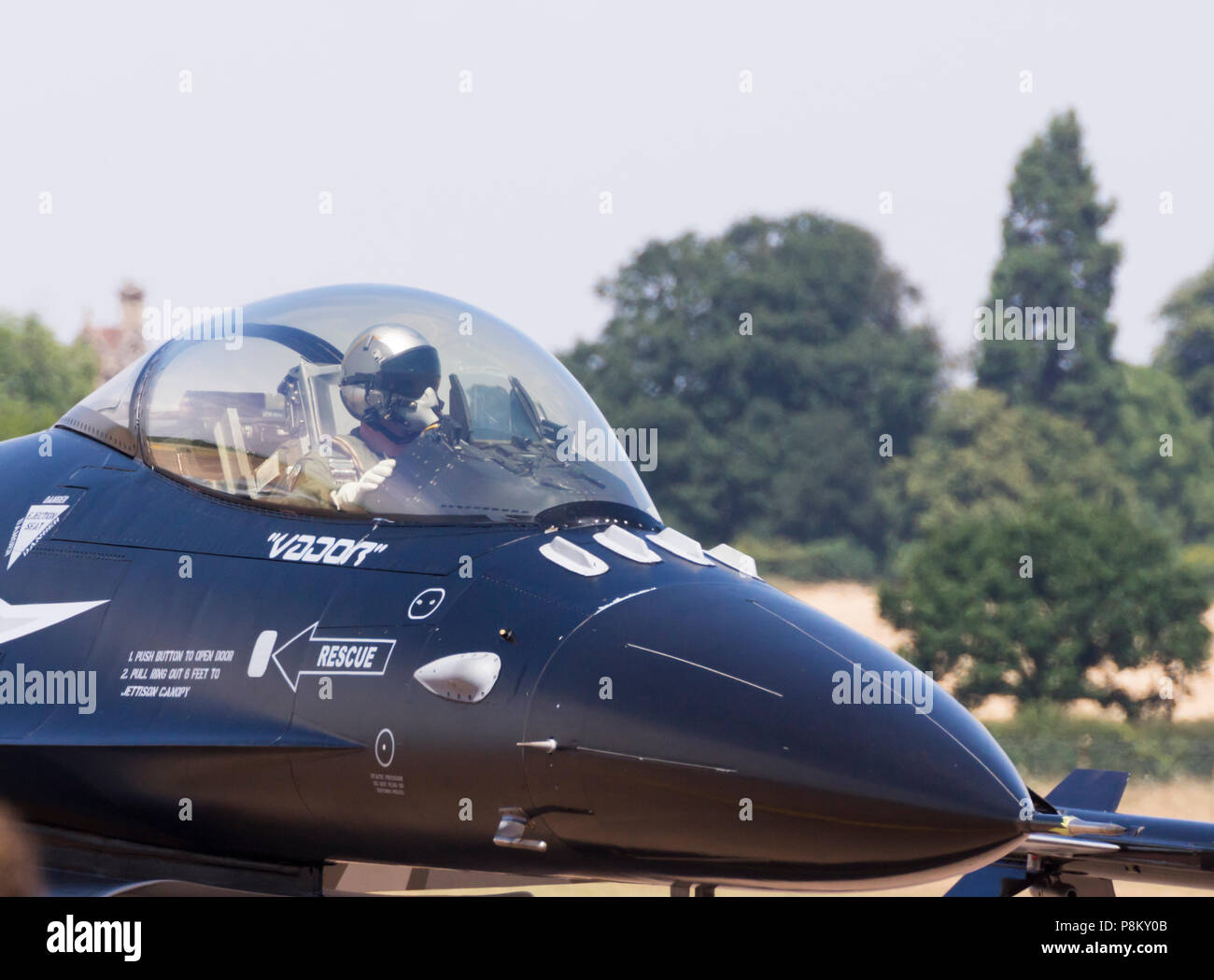 Fairford, Gloucestershire, UK. 12 luglio 2018. Aeromobile arriva per il 2018 air show che si svolge su 3 giorni (XIII e XV Luglio). Gli inviti sono andati a airforces in tutto il mondo, molti hanno accettato e il display e supporto aeromobili sono ben in arrivo tutti i giorni della settimana Alcuni basta fare un flypast e terra ma sevaral fantastici schermi sono stati messi su. Aviazione belga F16 Foto Stock