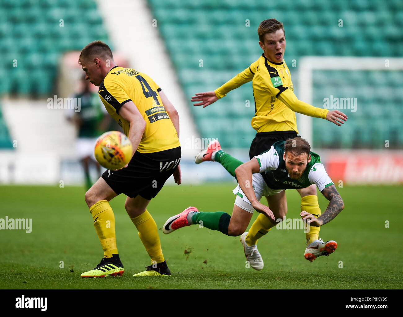 UEFA Europa League - Hibernian V NSI Runavik. Easter Road Stadium, Edimburgo, Midlothian, Regno Unito. 12,07, 2018. Pic mostra: Hibs' in avanti, Martin Boyle, è colpiti da NSI Runavik centrocampista, Petur Knudsen, come Hibernian prendere su di NSI Runavik delle Isole Faerøer nel LEG 1 del primo turno di qualificazione della UEFA Europa League a Easter Road, Edimburgo, Scozia. Credito: Ian Jacobs/Alamy Live News Foto Stock