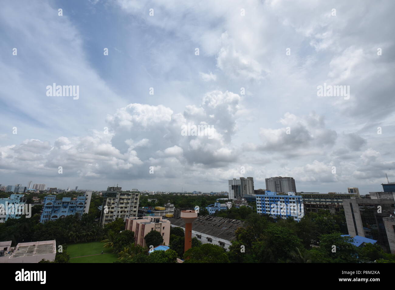 Kolkata, India. 13 Luglio, 2018. Monsoon nuvole sopra il settore V, Salt Lake City, Kolkata. Credito: Biswarup Ganguly/Alamy Live News Foto Stock